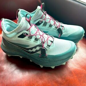 Hiking/Trail shoes EXCELLENT condition woman size 8 from Saucony